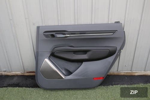Боковая накладка двери второго ряда EV9 с амбиентным подсветочным люком