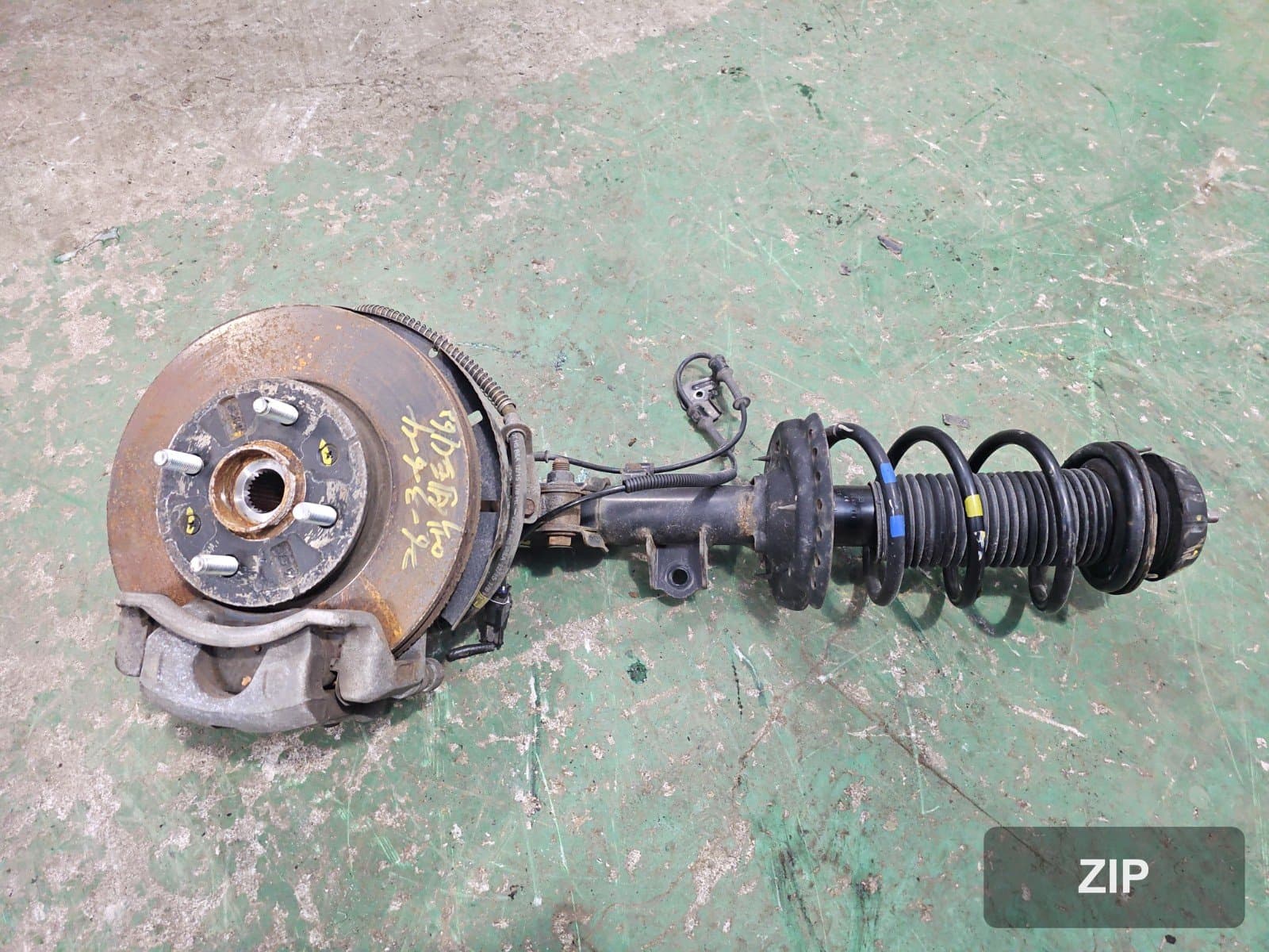 Поворотный кулак передний правый