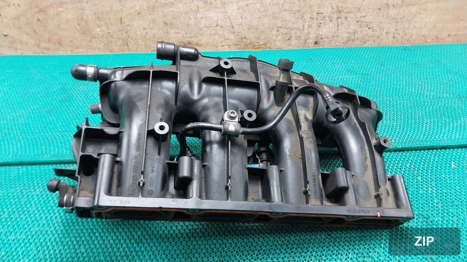 Volkswagen Jetta 2008 — впускной коллектор 06F133201P