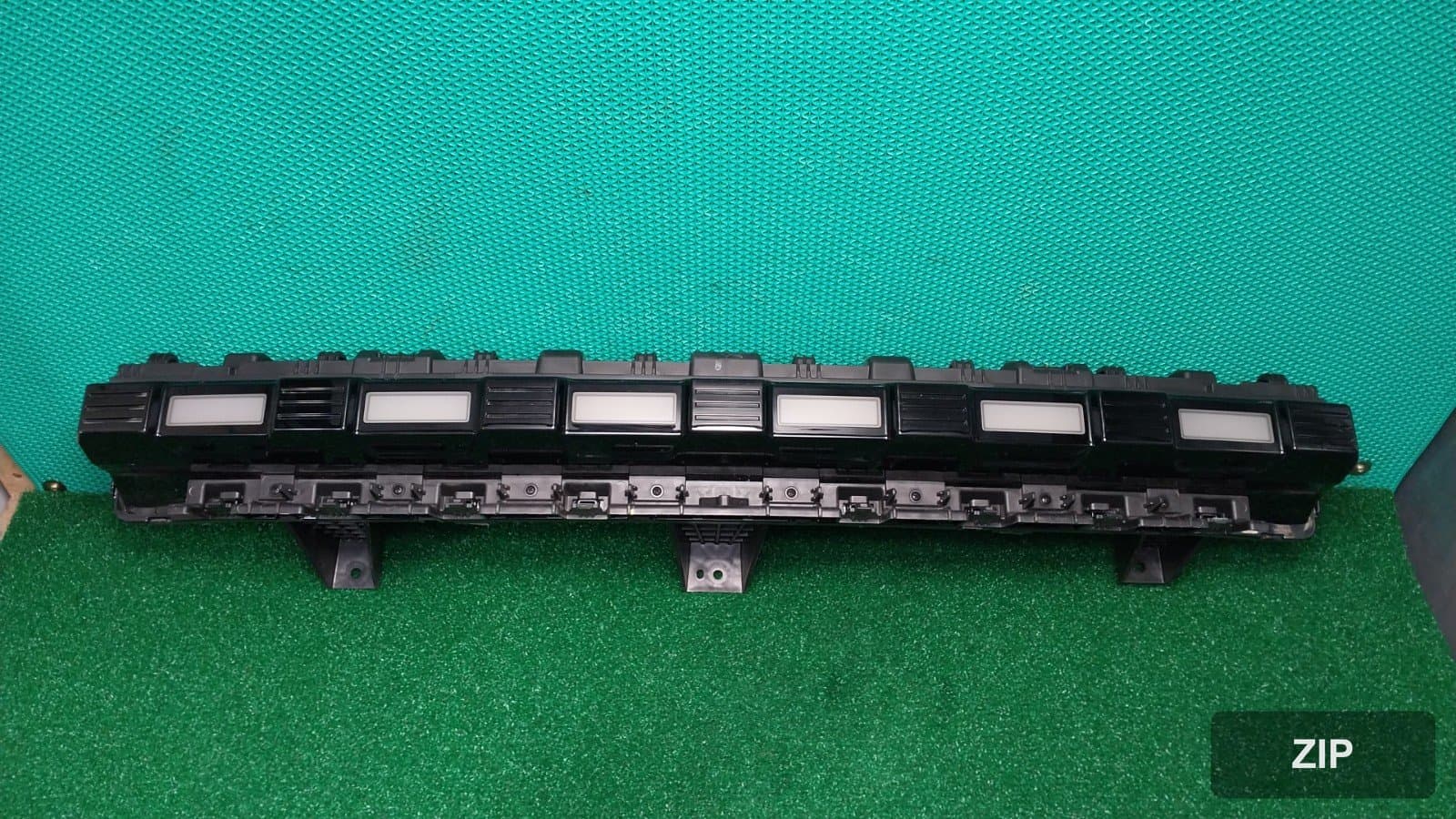 KG Mobility (Ssangyong) Torres EVX E5 2024 — центральный позиционный фонарь 8330142000