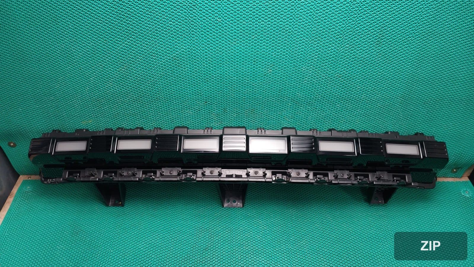 KG모빌리티 Torres EVX E5 2024 — центральный позиционный фонарь 8330142000