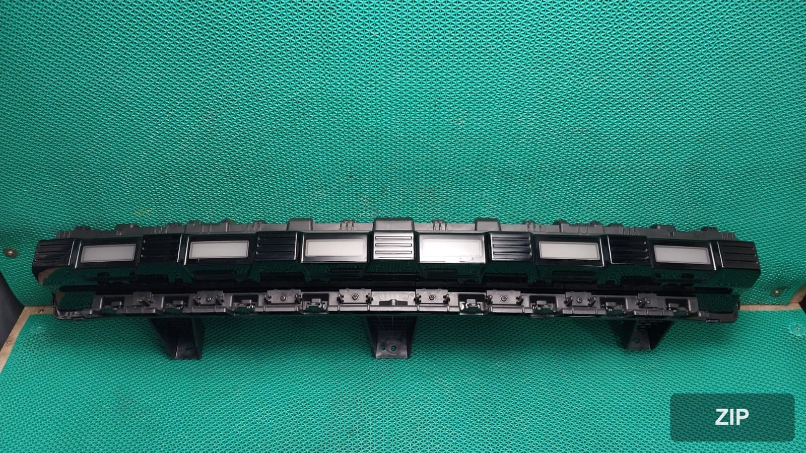 KG Mobility Torres EVX E5 2024 — центральный фонарь позиции