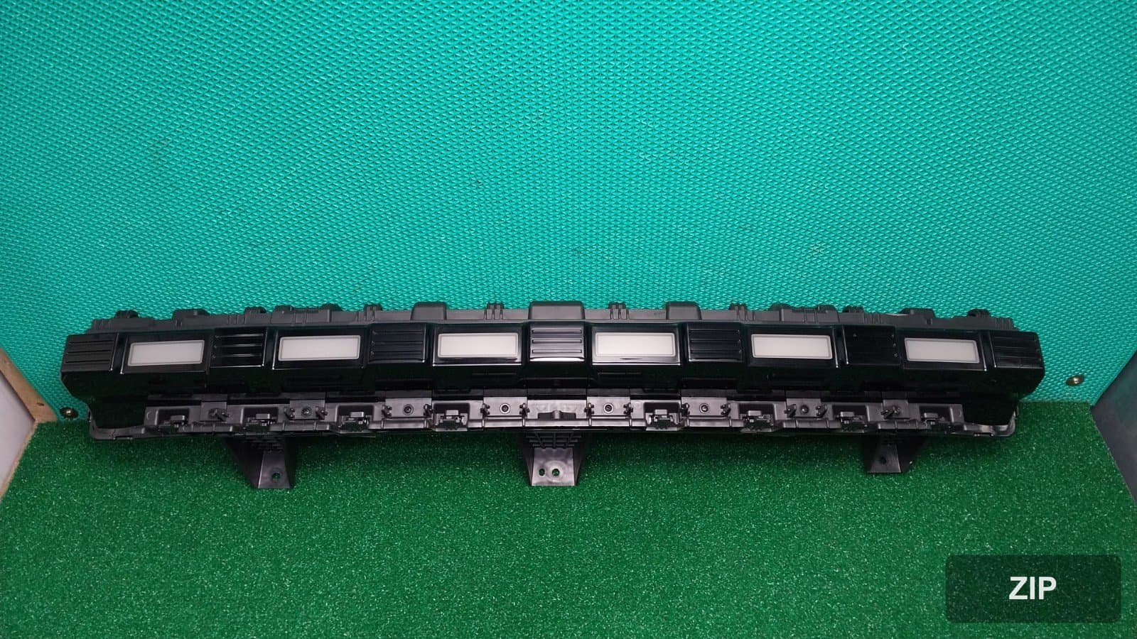 KG모빌리티 Torres EVX E5 2024 — центральный позиционный фонарь 8330142000