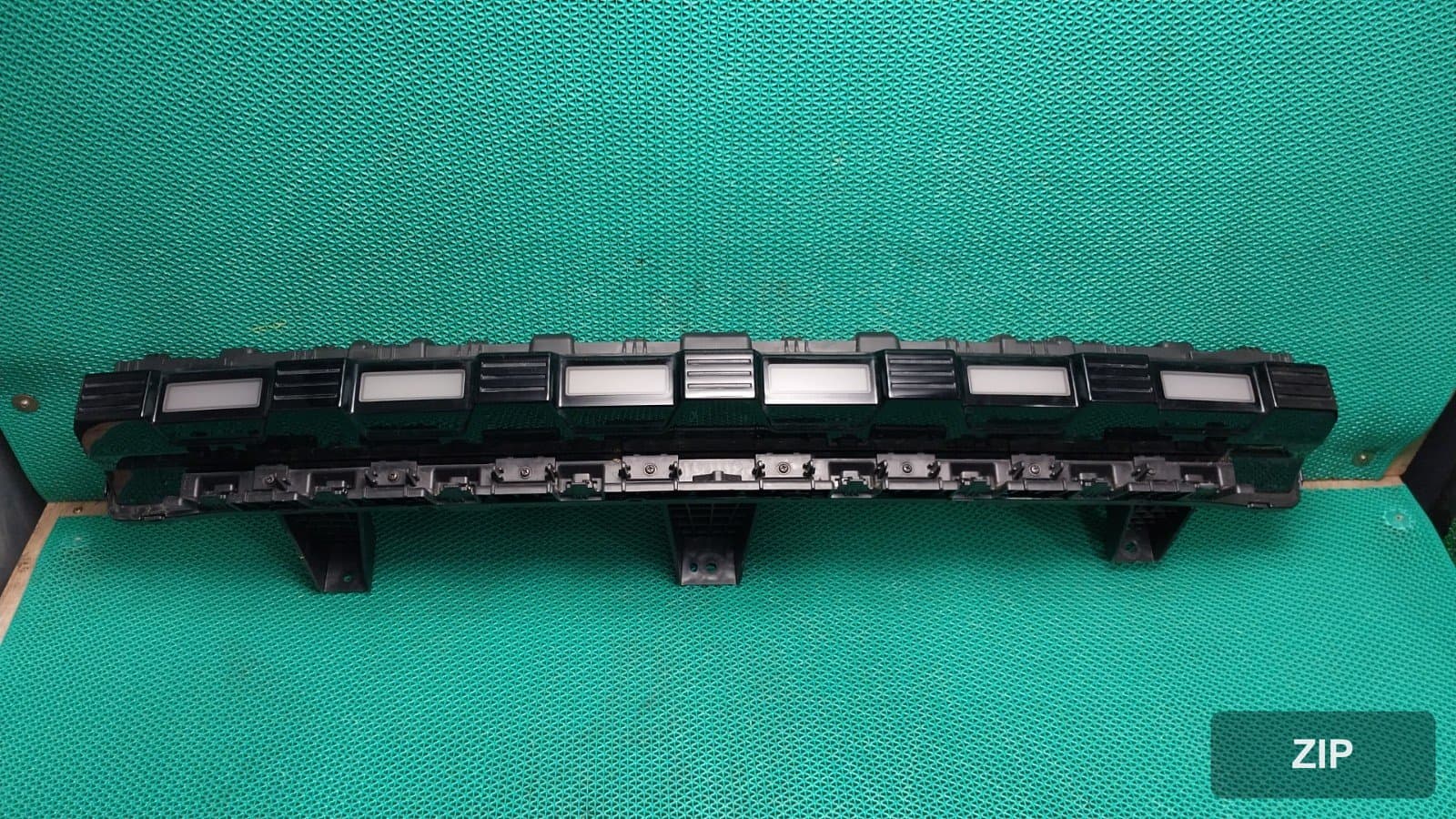 KG모빌리티 Torres EVX E5 2024 — центральный фонарь позиционирования 8330142000