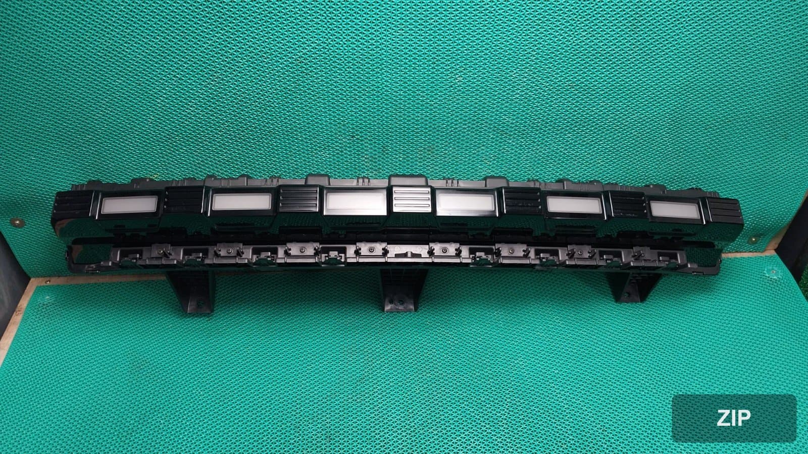 KG모빌리티 Torres EVX E5 2024 — центральный позиционный фонарь 8330142000