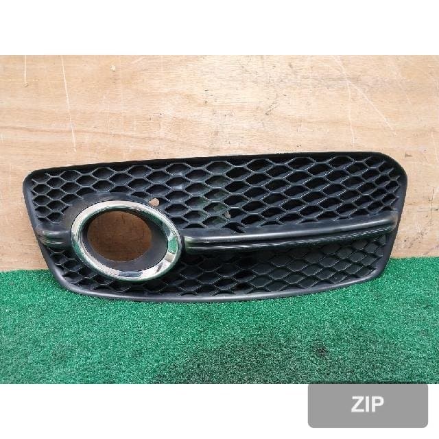 Audi Q5 2011 — решётка радиатора 8R0807681E