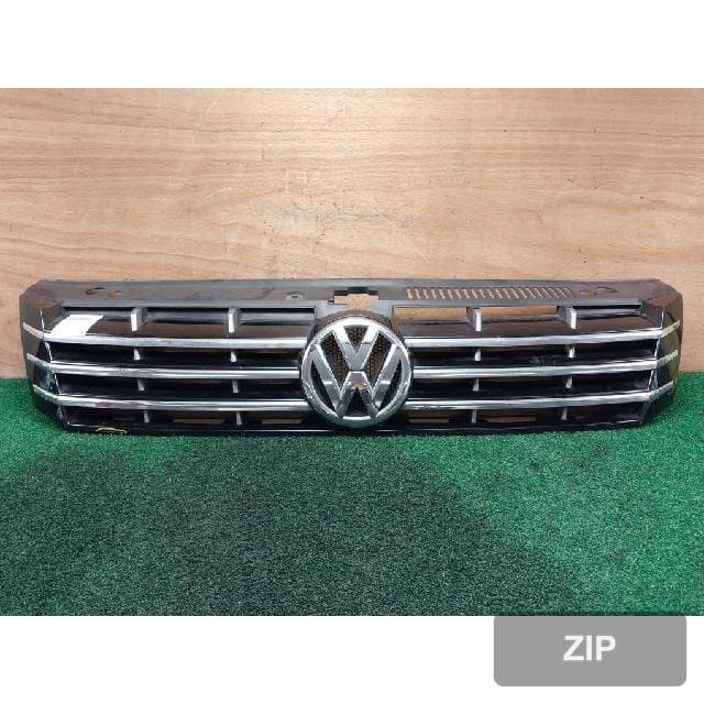 Volkswagen Passat 2016 — решётка радиатора 561853653