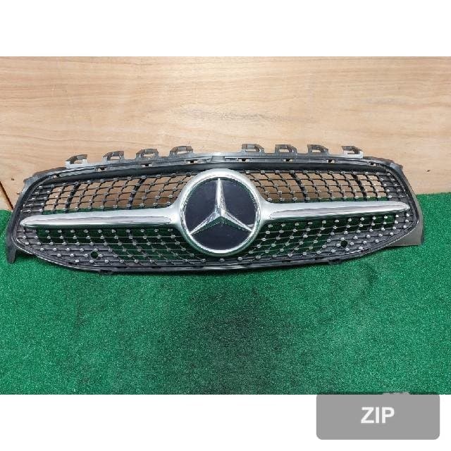 Mercedes-Benz CLA250 2021 — решётка радиатора A1188880000
