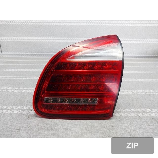 Porsche Cayenne 2012 — накладка крышки багажника правая 7P5945094