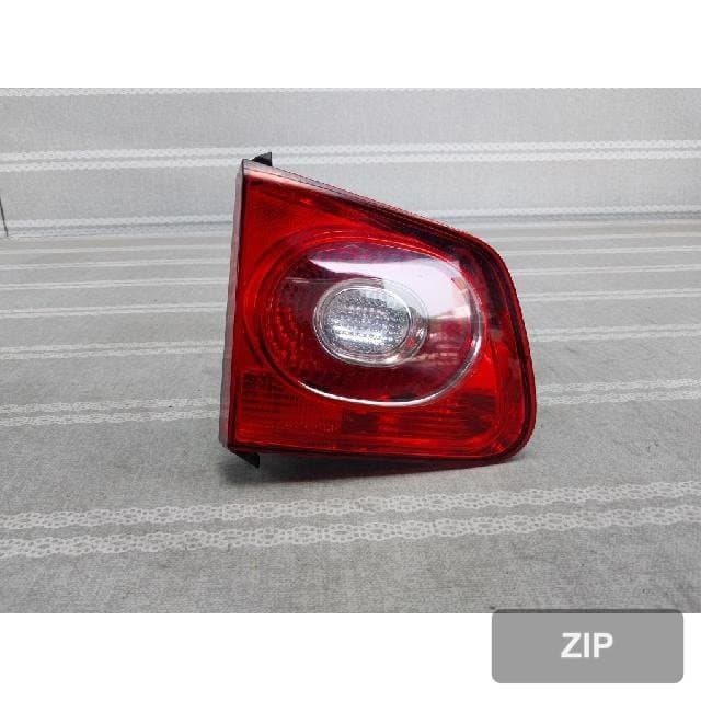 Volkswagen Tiguan 2009 — накладка крышки багажника левая 5N0 945 093 B