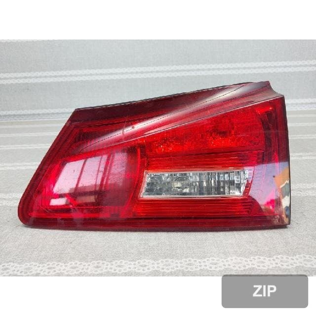 Lexus IS 250 2006 — накладка крышки багажника правая
