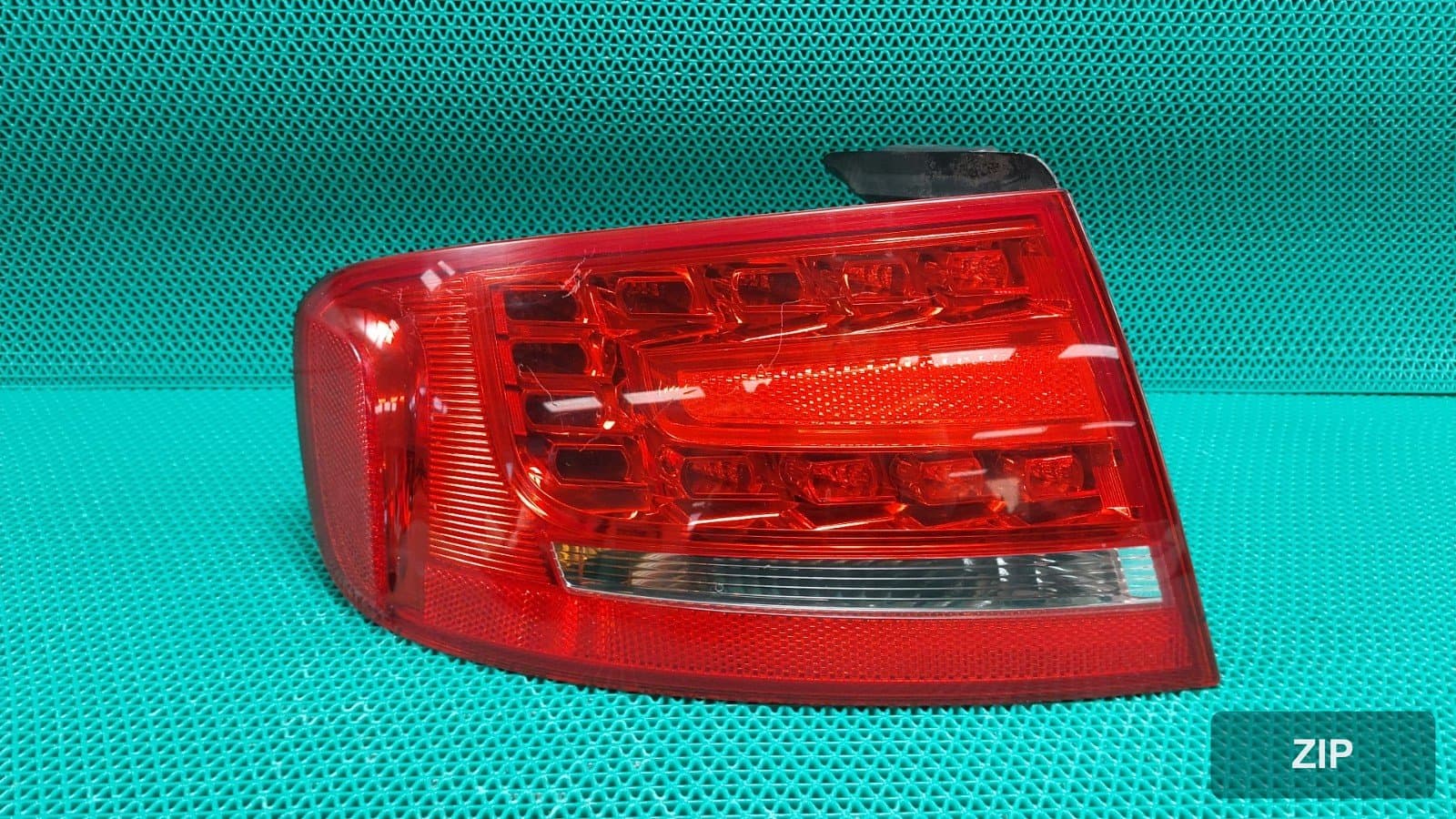 Audi A4 2010 — фонарь задний левый 8K5945095B