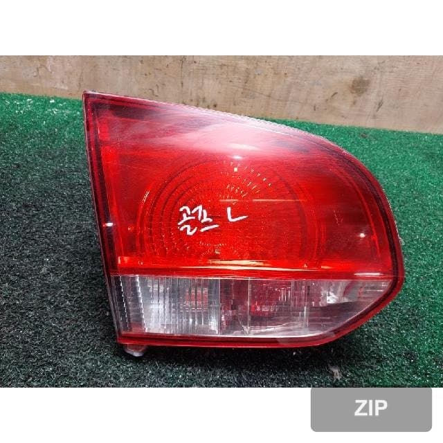 Volkswagen Golf 2011 — накладка крышки багажника левая с фонарём 5K0 945 093 G