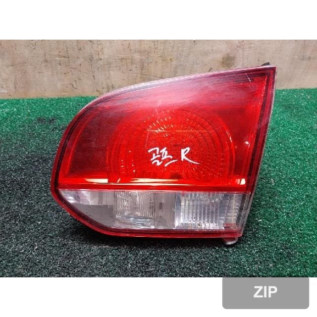 Volkswagen Golf 2011 — накладка крышки багажника правая с фонарём 5K0 945 094 G