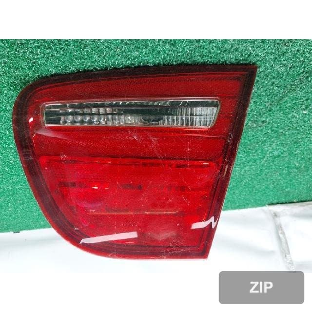 Hyundai Avante HD 2009 — накладка крышки багажника с фонарём подсветки номера правая