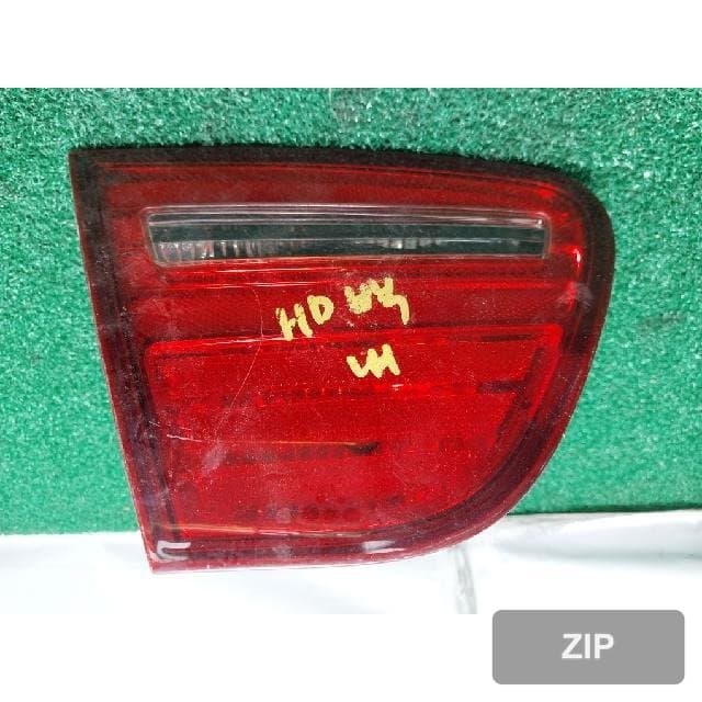 Hyundai Avante HD 2009 — накладка крышки багажника левая с фонарём подсветки номера