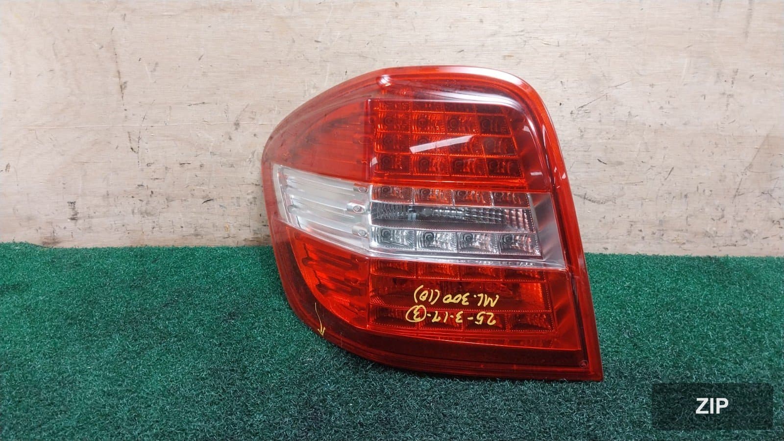 Mercedes-Benz 300 CDI 2010 — задний фонарь левый