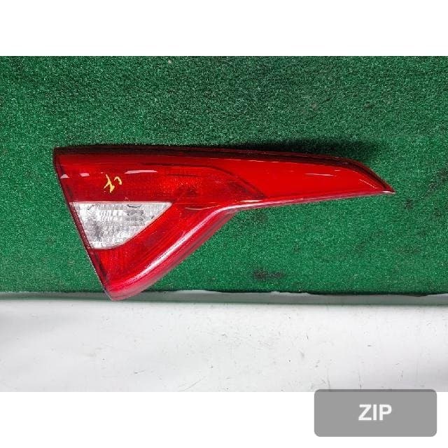 Hyundai LF Sonata 2015 — накладка крышки багажника левая с фонарём номера