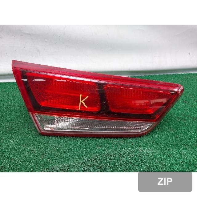 Kia K5 2015 — накладка крышки багажника левая с подсветкой номера 92403-D4