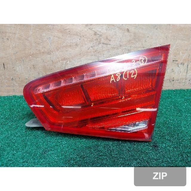 Audi A8 2012 — накладка крышки багажника правая 4H0945094