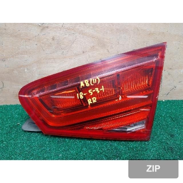 Audi A8 2011 — накладка крышки багажника правая с подсветкой номера 4H0945094