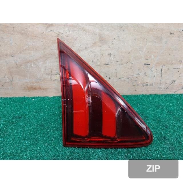 Peugeot 3008 2015 — накладка крышки багажника левая