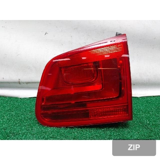 Volkswagen Tiguan 2014 — накладка крышки багажника правая с фонарём подсветки номера 5N0 945 310