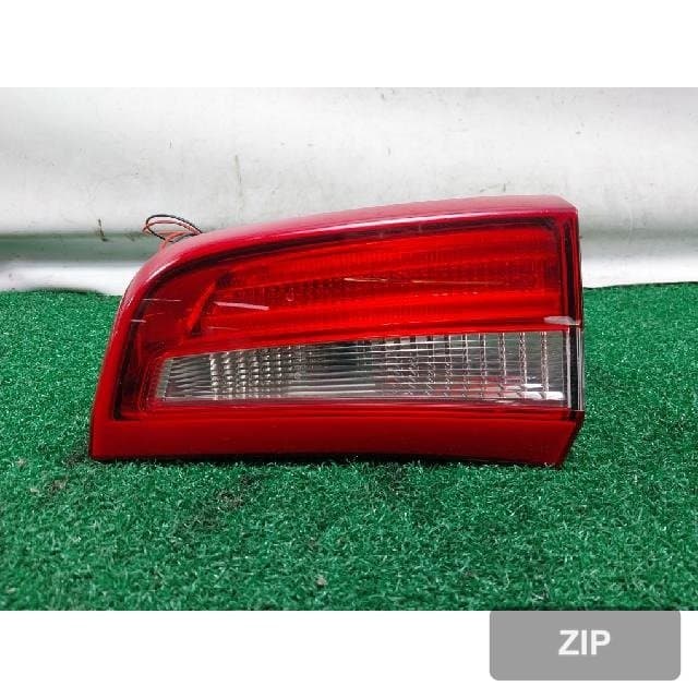 Volvo S60 D5 2011 — накладка крышки багажника правая с фонарём подсветки номера 30796272