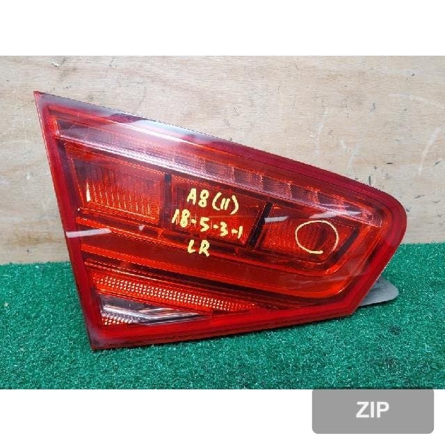 Audi A8 2011 — накладка крышки багажника левая 4H0945093
