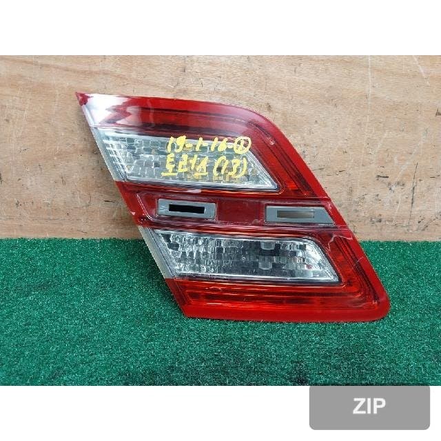 Ford Taurus 2013 — накладка крышки багажника левая с фонарём подсветки номера DG1315B503A