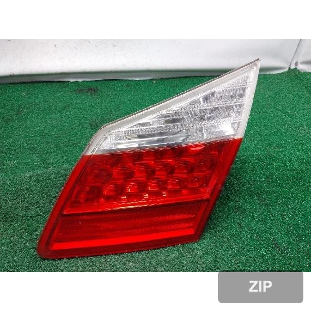 Hyundai Genesis 2008 — накладка крышки багажника правая с подсветкой номера 92404-3M0
