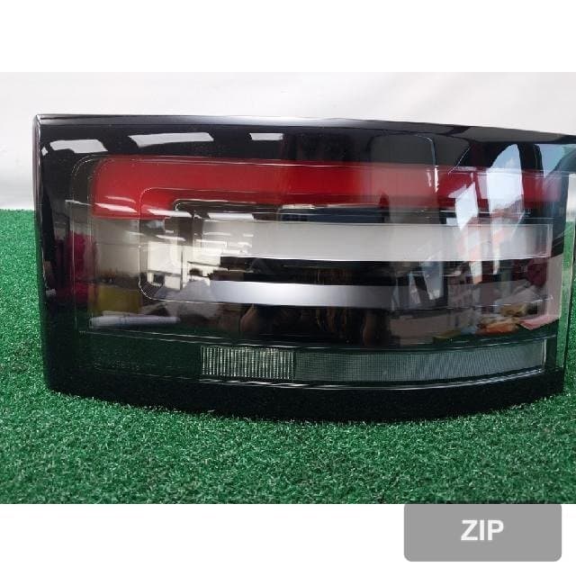 Land Rover Discovery 5 2019 — накладка крышки багажника правая (с подсветкой номера)