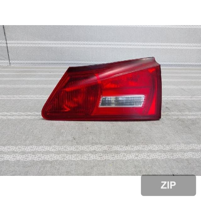 Lexus IS 250 2008 — накладка крышки багажника с фонарём, правая
