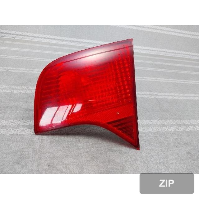 Audi A4 2007 — накладка крышки багажника правая с фонарём
