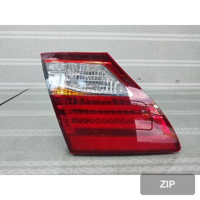 Lexus LS 460 2010 — накладка крышки багажника левая
