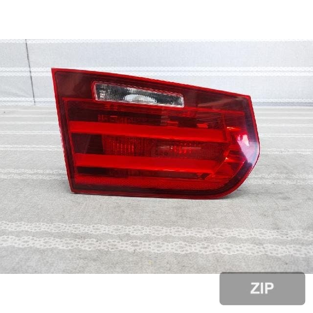 BMW 320d 2013 — накладка крышки багажника с фонарём 183611-12