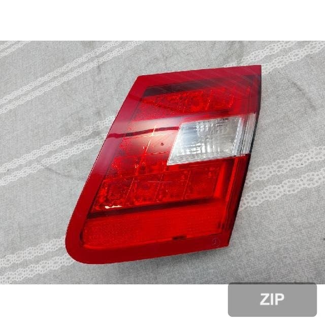 Mercedes-Benz E Class (W212) 2010 — накладка крышки багажника правая