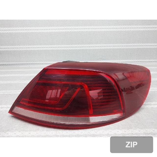Volkswagen Passat 2014 — задний фонарь правый 3C8945208M