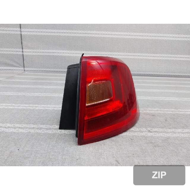 Volkswagen Jetta 2012 — задний фонарь правый