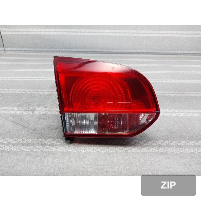 Volkswagen Golf 2011 — наличник крышки багажника левый с фонарём 5K0 945 093 G
