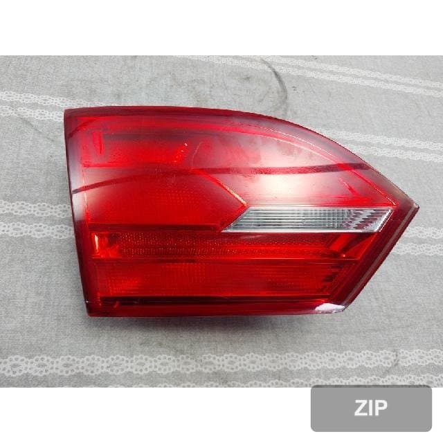 Volkswagen Jetta 2014 — накладка крышки багажника левая
