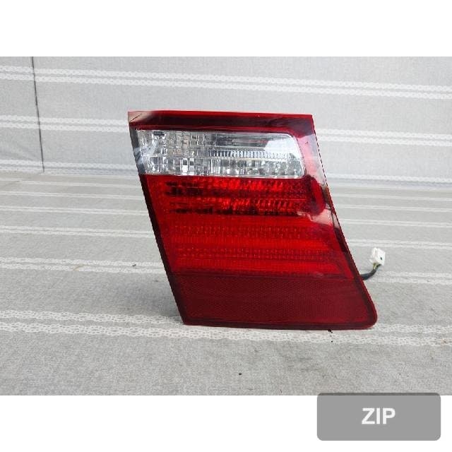 Lexus LS 460L 2007 — накладка крышки багажника левая с фонарём подсветки номера