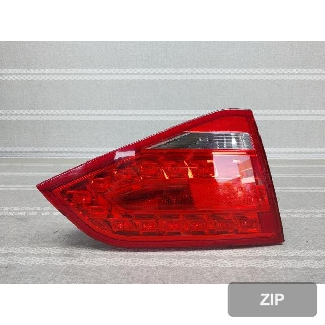 Audi A4 2008 — накладка крышки багажника левая