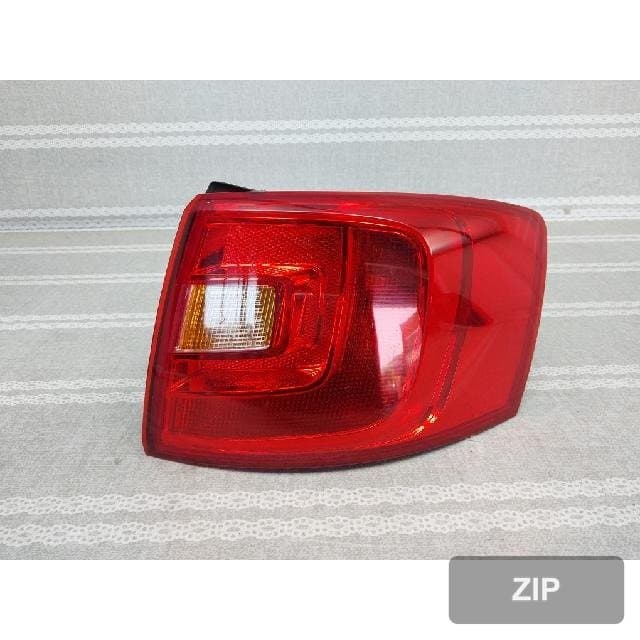 Volkswagen Jetta 2013 — задний фонарь правый