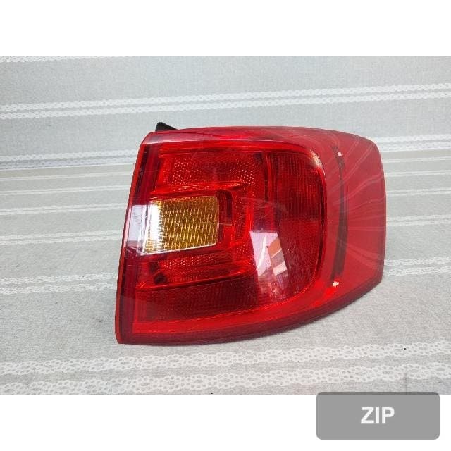 Volkswagen Jetta 2013 — задний фонарь правый