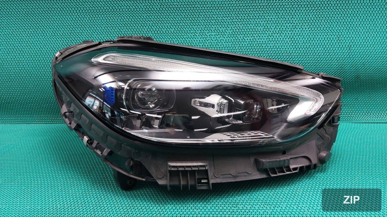 Mercedes-Benz C200 4MATIC 2022 — фара правая (Avantgarde)