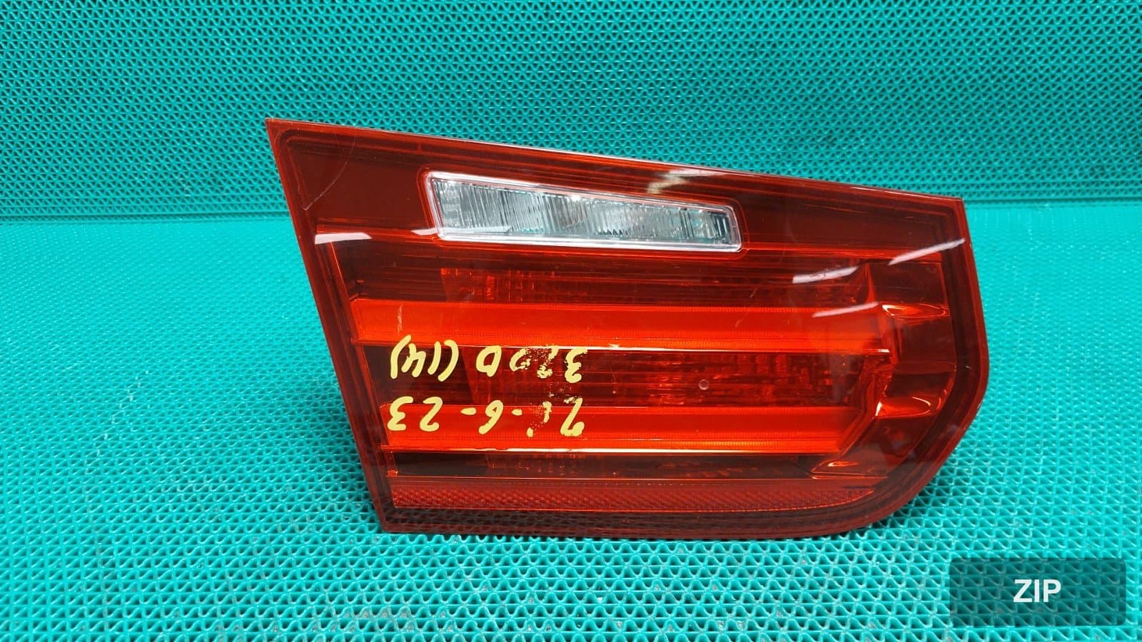 BMW 320d 2014 — накладка крышки багажника левая