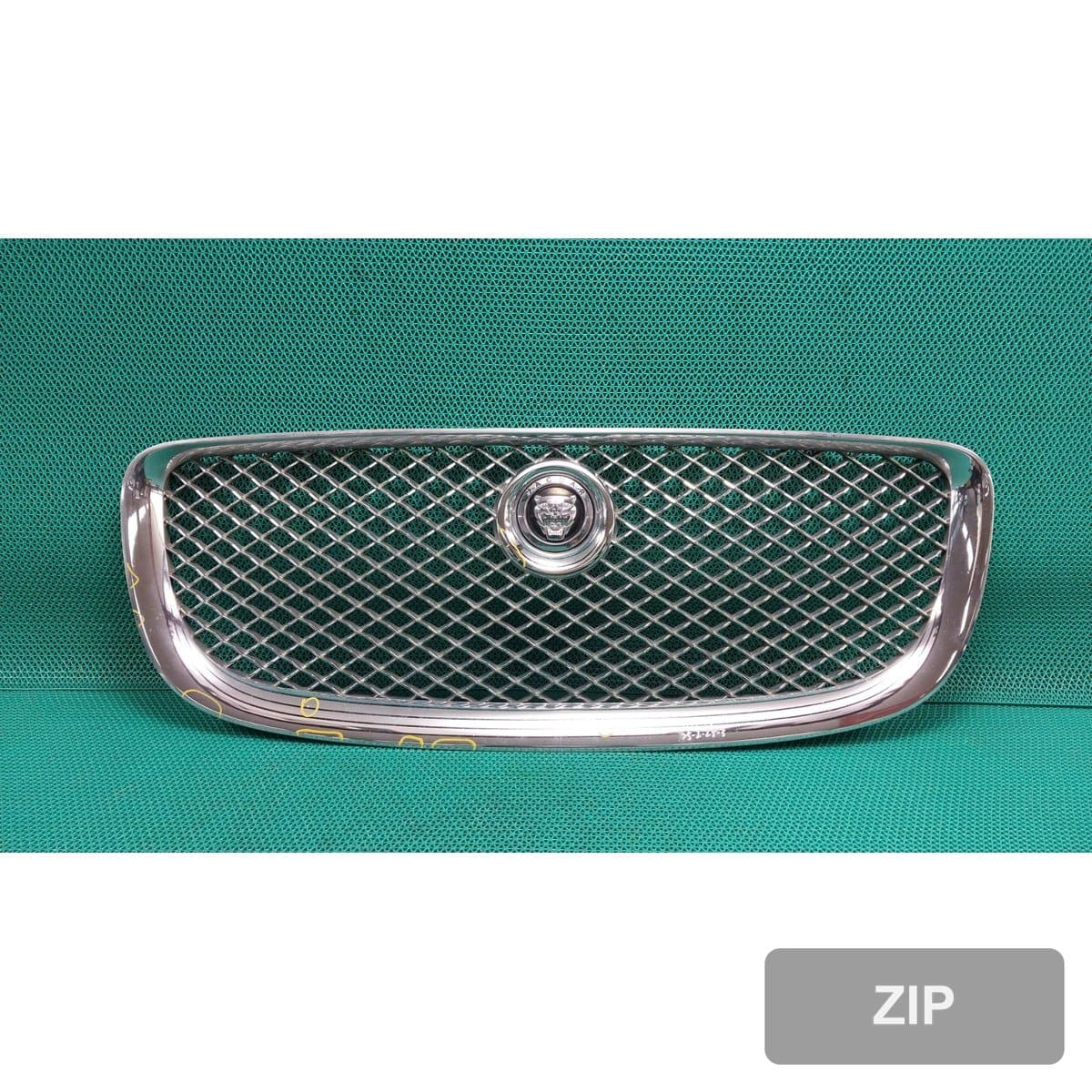 Jaguar All New XJ 2013 — решётка радиатора AW938B271AA