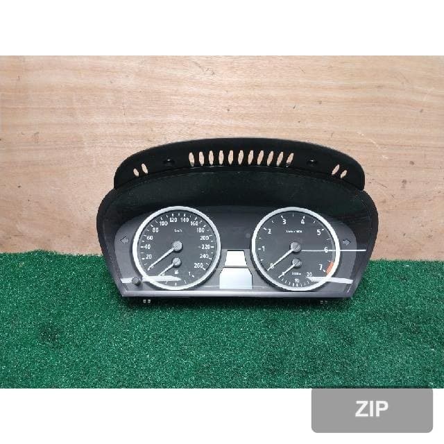 BMW 523i sedan 2007 — панель приборов