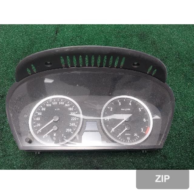 BMW 523i sedan 2006 — панель приборов